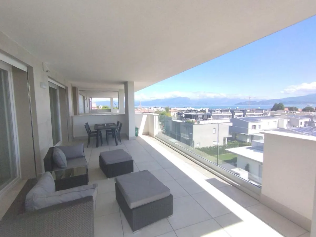 Opalia Residence - Wonderful Garda Lake View Apartment 페스키에라델가르다 0*,  이탈리아